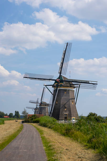 molendriegang, trois moulins à vent, dans la région de leidschendam - leidschendam photos et images de collection