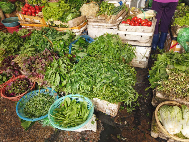 하노이 거리 시장 스톡 사진에 전시 된 신선한 베트남 야채 과��일 향신료 - lime market vietnam fruit 뉴스 사진 이미지