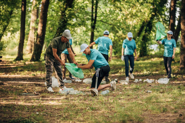 istock Volunteers cleaning nature together 1162108725