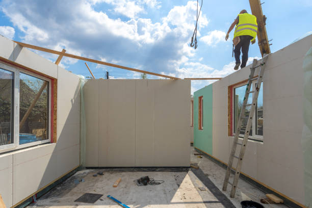 processus de construction d'une nouvelle maison modulaire moderne à partir de panneaux de gorgée composites. homme d'ouvrier dans l'usure spéciale d'uniforme protecteur travaillant sur l'industrie de développement de bâtiment de la propriété éconer - modular home interior residential structure housing development photos et images de collection