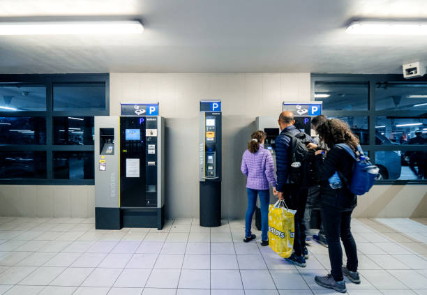 ludzie czekający na zapłatę w terminalu licznika parkowania - netherlands place zdjęcia i obrazy z banku zdjęć