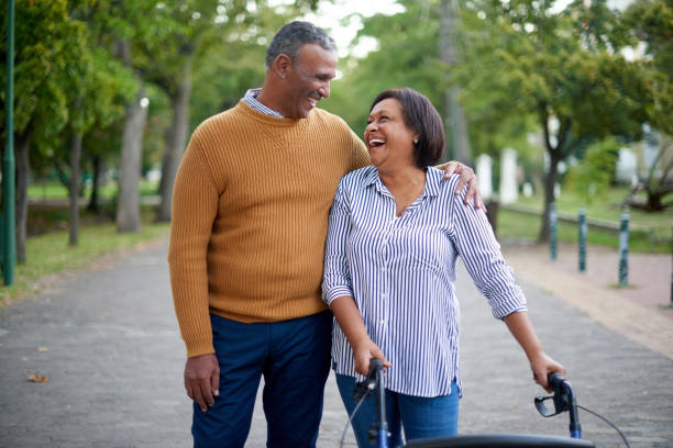 nadal kochamy przebywać na zewnątrz, nawet z naszymi dolegliwościami - senior adult retirement mature adult couple zdjęcia i obrazy z banku zdjęć