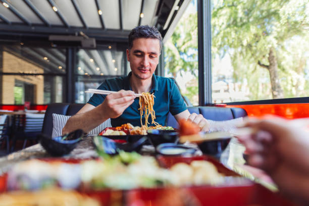 comer comida asiática en el restaurante asiático pov - asian cuisine fotografías e imágenes de stock