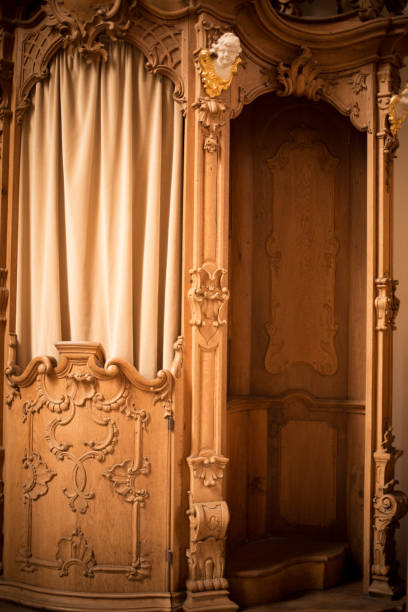 confessionnel en bois dans une église - confession booth curtain church nobody photos et images de collection