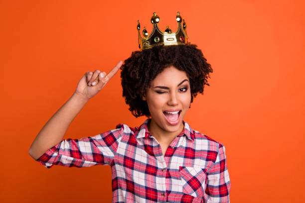 фото модели волнистые леди золота диадема голову известный человек показать палец головные уборы властный носить случайные клетчатые руб� - women crown tiara princess стоковые фото и изображения