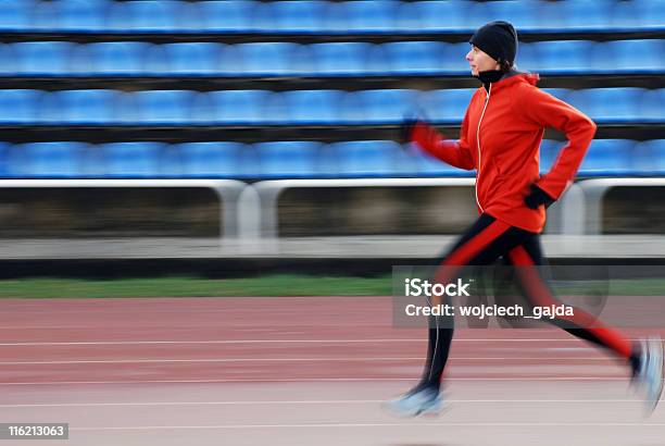 Bieganie Na Bieżni - zdjęcia stockowe i więcej obrazów Lekkoatleta - Lekkoatleta, Uniwersytet, Aktywny tryb życia