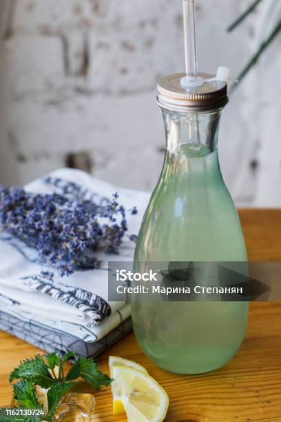 Fräsch Hemlagad Lemonad I En Flaska På Bordet Rustik Stil-foton och fler bilder på Bord