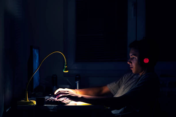 夜遅くにゲームをするのが楽しい - addiction internet computer teenager ストックフォトと画像