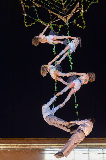 spanische schauspieler in der nacht show air theater auf der straße - acrobatic activity flash stock-fotos und bilder