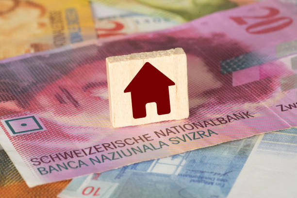 frank szwajcarski chf i dom - swiss currency switzerland currency swiss culture zdjęcia i obrazy z banku zdjęć