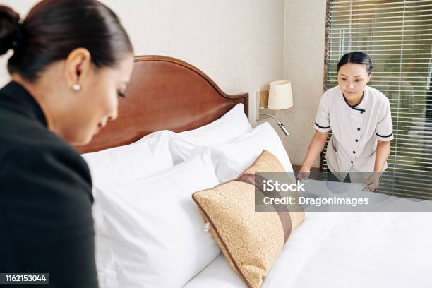 Sirvienta Haciendo La Cama Foto de stock y más banco de imágenes de Hotel - Hotel, Cultura japonesa, Japón