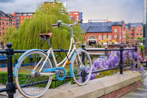 曼徹斯特城堡區修復的維多利亞運河系統停放的自行車的大氣場景 - manchester united 個照片及圖片檔