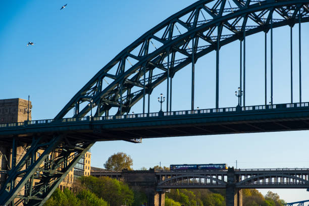 newcastle gateshead quayside avec river tyne et tyne bridge en vue - europe bridge editorial eastern europe photos et images de collection