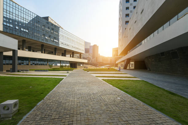 il moderno edificio didattico si trova nell'università di shenzhen, in cina - campus school university education foto e immagini stock