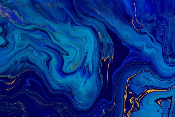 液体ブルーと金色の塗料を混ぜた手描きの背景。抽象的な流体アクリル絵画。現代美術大理石の青い抽象的な背景。液体大理石パターン - アクリル画 ストックフォトと画像