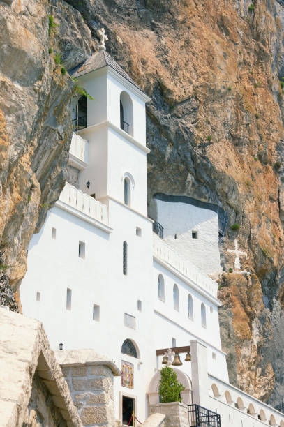 vista do monastério superior de ostrog, montenegro - ostrog - fotografias e filmes do acervo