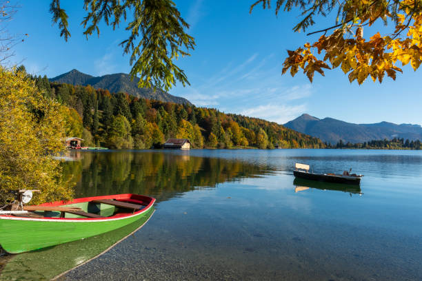 boote an einem bayerischen bergsee - walchensee lake stock-fotos und bilder