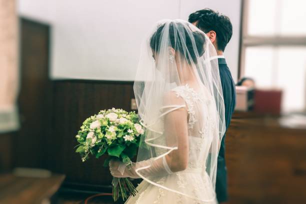 幸せなアジアの新郎新婦 - 結婚式 ストックフォトと画像
