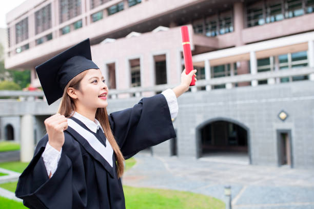 소녀 는 행복하게 미소를 - graduation women fist celebration 뉴스 사진 이미지