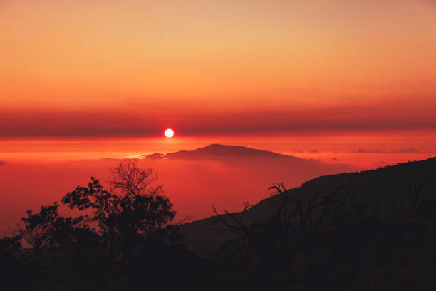 coucher du soleil hawaïen au-dessus du volcan de mauna kea et de haleakala, îles d'hawaï - hawaii islands maui big island tropical climate photos et images de collection