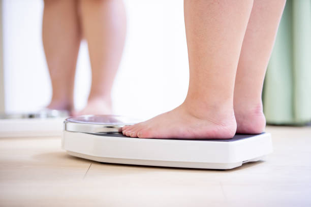 プラスサイズの女の子の測定体重 - fat ストックフ��ォトと画像