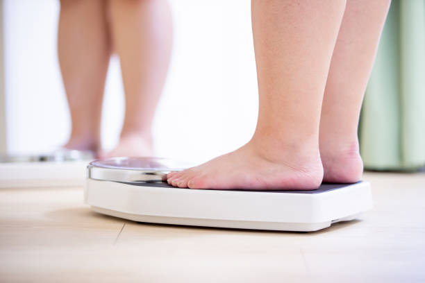 plus size girl measure weight - weight scale dieting weight loss imagens e fotografias de stock