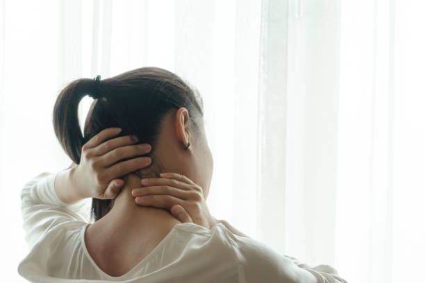 collo spalla lesione donna dolorosa soffrire di assistenza sanitaria di lavoro e concetto di recupero della medicina - self massage foto e immagini stock