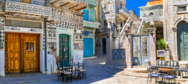 a maioria de vilas bonitas de greece-pyrgi tradicional original no console de chios com casas decorativas - chios island - fotografias e filmes do acervo