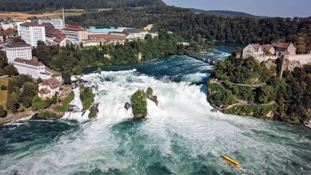 panorama aérien des chutes du rhin, la plus grande chute d'eau en suisse et en europe. - rhine falls photos et images de collection