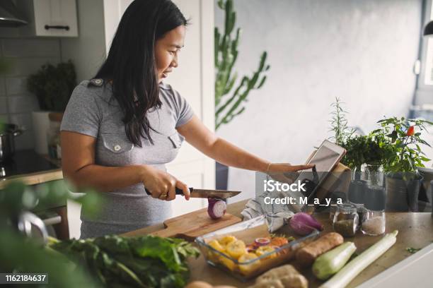 Hacer Comida Saludable Foto de stock y más banco de imágenes de Cocinar - Cocinar, Comida sana, Estilo de vida saludable