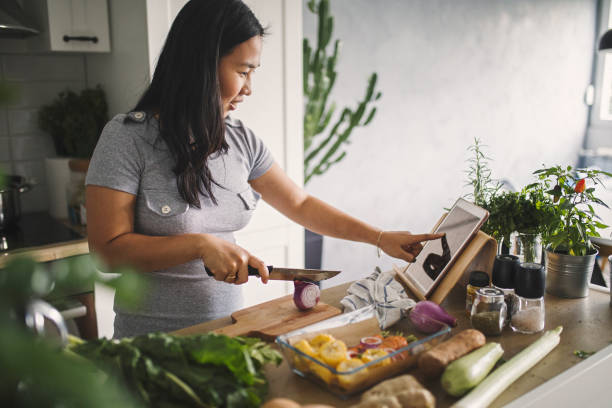 gezonde maaltijd maken - keuken huis fotos stockfoto's en -beelden