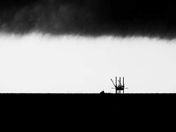 piattaforma petrolifera con storm clouds 2 b&w - oil rig sea oil storm foto e immagini stock