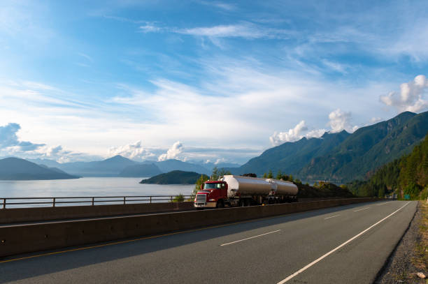 un buque cisterna de combustible que conduce a lo largo de una carretera costera - truck oil industry natural gas action fotografías e imágenes de stock