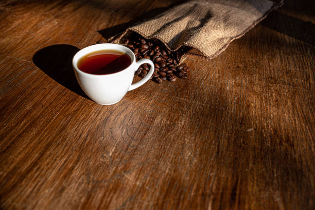 テーブルの上のエスプレッソとコーヒー豆 - coffee bean cafe burlap sack burlap ストックフォトと画像