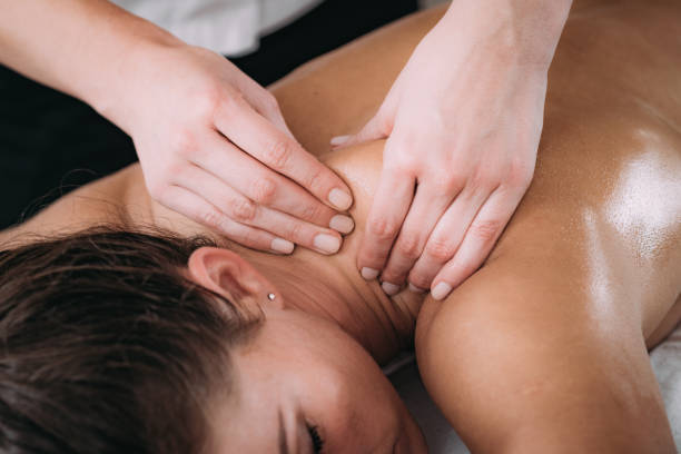 terapia di massaggio sportivo con scapole - alternative therapy immagine foto e immagini stock