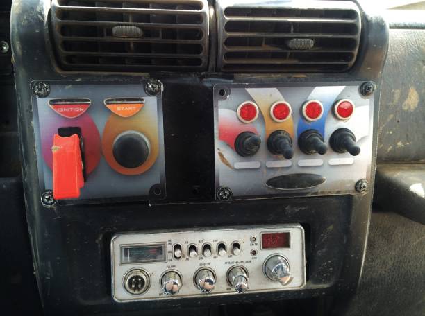 traço e interruptores de um veículo off-road que inclua o começo, a ignição, o rádio do cb, e os 4 outros interruptores - off road vehicle audio - fotografias e filmes do acervo