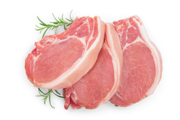 gesneden rauw varkensvlees met rozemarijn geïsoleerd op witte achtergrond. bovenaanzicht. platte lay - snijden fotos stockfoto's en -beelden