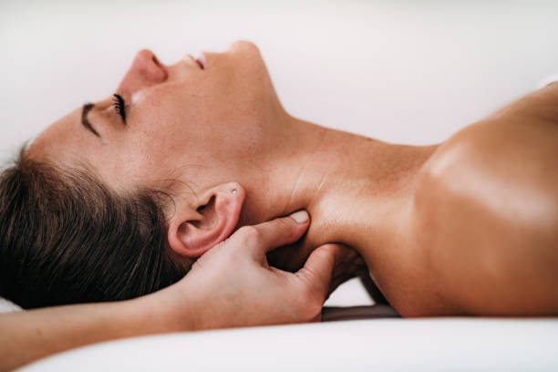 a garganta ostenta a terapia da massagem - physical therapy - fotografias e filmes do acervo
