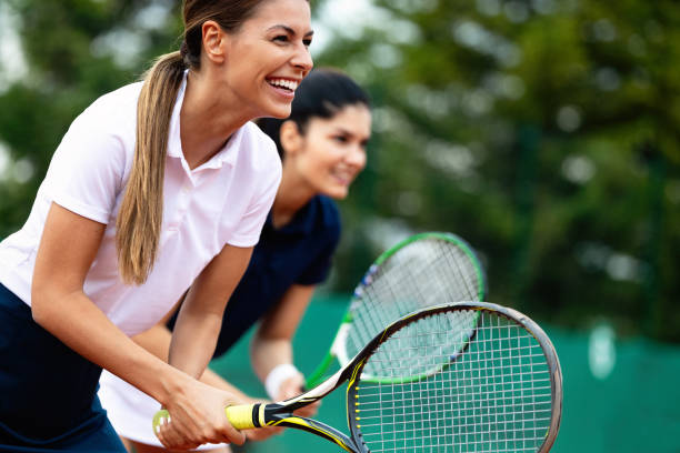 fit happy poeple playing tennis together. sport concept - ténis desporto com raqueta imagens e fotografias de stock