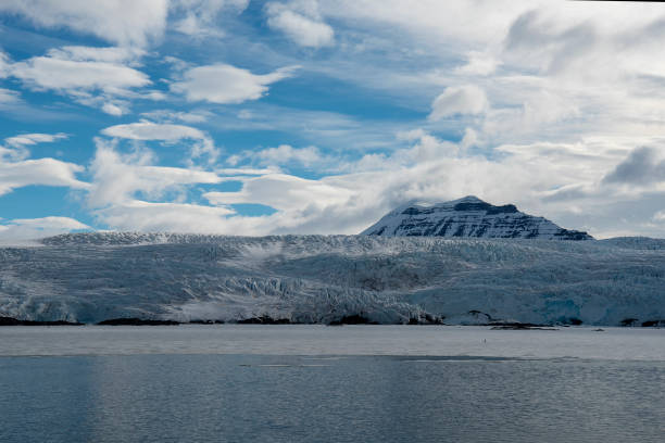 lodowiec i morze artystyczne z górami na tle wysp svalbard ze słońcem - svalbard islands zdjęcia i obrazy z banku zdjęć