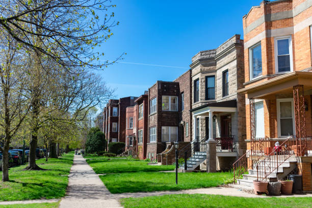 fila di vecchie case con erba nel quartiere north center di chicago - townhouse apartment midwest usa house foto e immagini stock