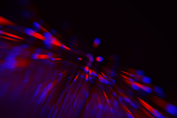 neon licht funken strahlen explodieren rot blau schwarz geschwindigkeit bewegung hintergrund abstrakte sparkler bokeh futuristische muster - big bang flash stock-fotos und bilder