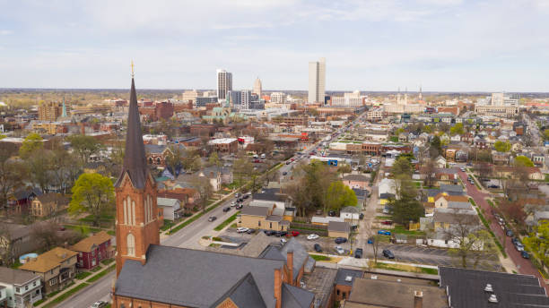 widok z lotu ptaka na panoramę centrum miasta w fort wayne indiana - church steeple silhouette built structure zdjęcia i obrazy z banku zdjęć