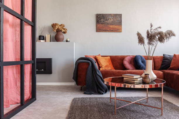 squisiti interni del soggiorno con mobili moderni e parete con montanti - mullions foto e immagini stock