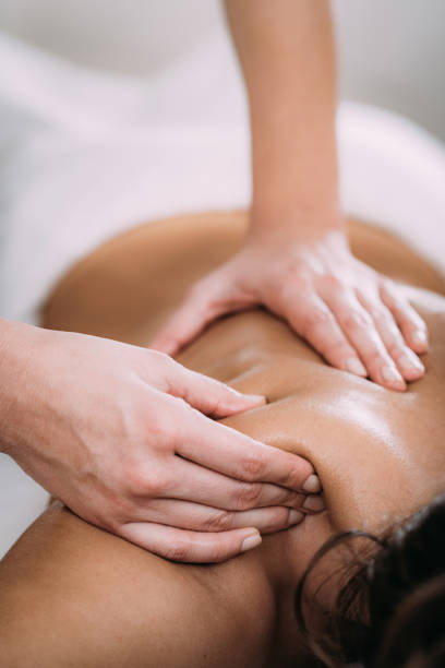 ombro lâmina esportes massagem terapêutica - physical therapy - fotografias e filmes do acervo