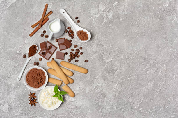 плоский лежал с ингредиентами для итальянского десерта тирамису торт - tiramisu dessert italian culture spoon стоковые фото и изображения