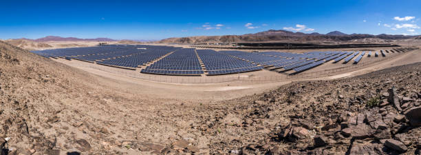 centrale fotovoltaica ad energia solare sulle sabbie desertiche di atacama, cile. sostenibilità ed energia verde dal sole con l'energia solare nel deserto più secco del mondo: atacama - driest foto e immagini stock