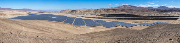 centrale fotovoltaica ad energia solare sulle sabbie desertiche di atacama, cile. sostenibilità ed energia verde dal sole con l'energia solare nel deserto più secco del mondo: atacama - driest foto e immagini stock