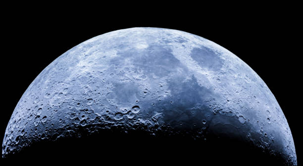 luna creciente encerada como se ve desde el hemisferio sur. increíble la superficie áspera de la luna llena de cráteres de meteoritos procedentes del universo y estrellando nuestro satélite la luna un alivio asombroso - luna creciente fotografías e imágenes de stock