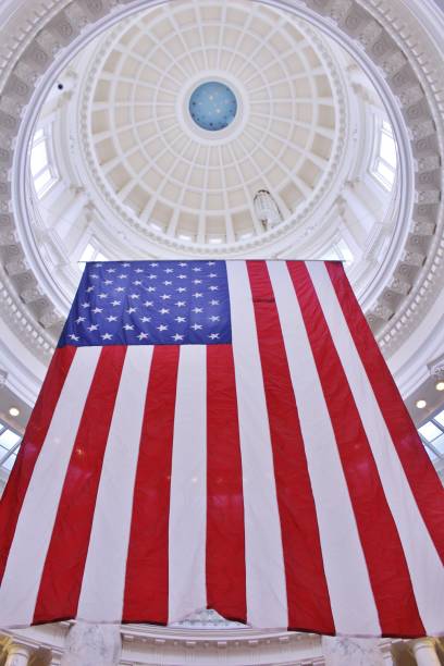 grande bandiera usa appesa alla cupola interna dell'edificio della capitale dello stato dell'idaho - idaho state capitol foto e immagini stock